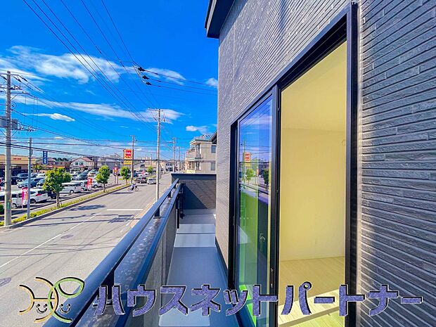 青い空が近くに感じるバルコニーは、爽やかな風をお部屋へ運んでくれます。