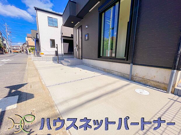 駐車場がある戸建を持つ最大のメリットは、駐車場代金を支払い続ける必要がないことです。賃貸住宅に住んでいる方が、戸建の購入を考えるきっかけに挙げることが多いようです。