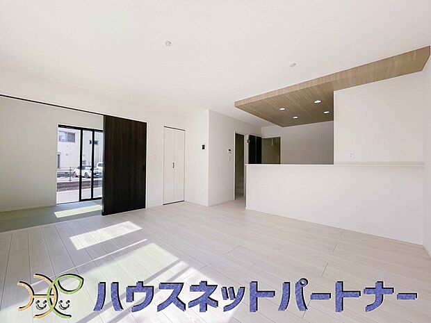 リビングは、食事スペースと寛げる場所設けてもまだ余裕の広さ。明るい光が照らしてくれます。