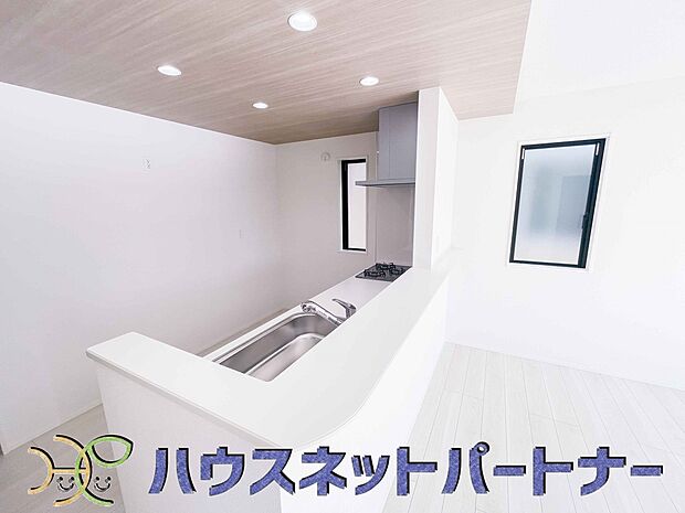 リビングにいるお子様と会話をしながら家事ができるカウンターキッチン。いま手があいているか、忙しそうなのか相手の様子を伺いながらコミュニケーションをとる訓練にもなります。