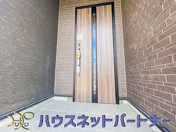 お客様も迎える玄関は高級感のある造りです。
