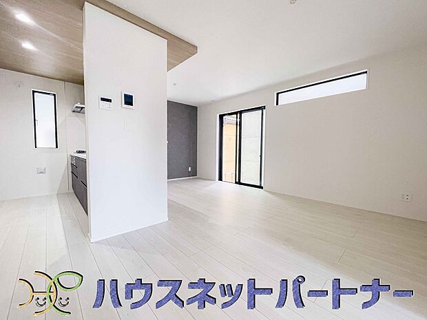 太陽の光が照らす明るいリビングは、開放感があり通風・採光に優れ、心地よい光と風が舞い込んできます。心休まるリビングは何よりも快適な時間を過ごせます。