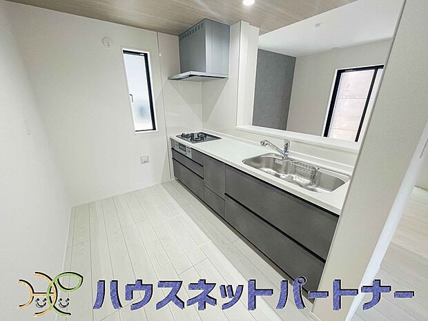 カウンターキッチンは広くて収納力もあるので、快適に料理をすることができます。食器や炊事用具を手の届くところに配置しやすいため調理もスピーディーです。