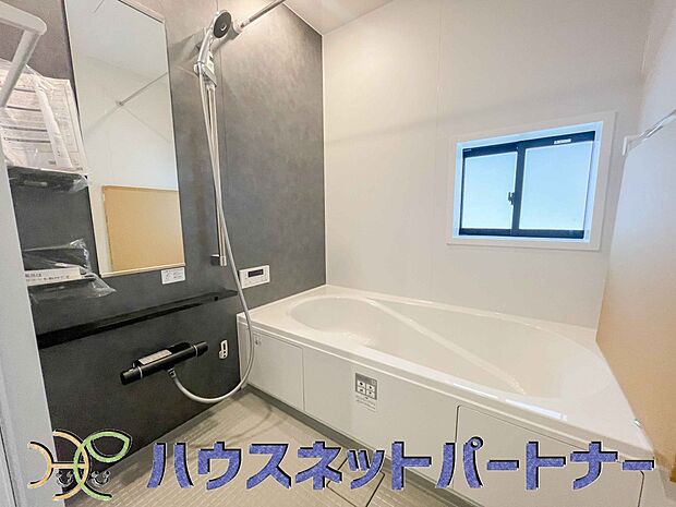 全身浴と半身浴ができる高い機能性と、満水容量を削減して水道・光熱費を節約しました。デザインとエコ性能を両立させた、これからのスタンダード浴槽です。