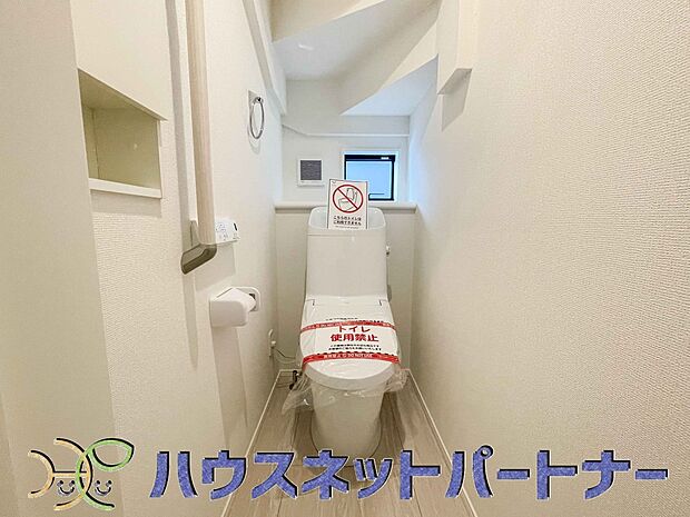 小窓を設置する事により明るく、通気性の良いトイレとなっております。中はゆとりのある大きさを確保しておりますので、ゆったりとお使い頂けます。 