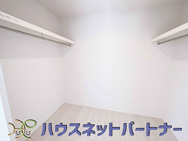 ウォークインクローゼットのメリットは、衣類の他、バッグやアクセサリーなど、身につけるものを一部屋に集めて管理できること。必要なときに見つけやすいです。