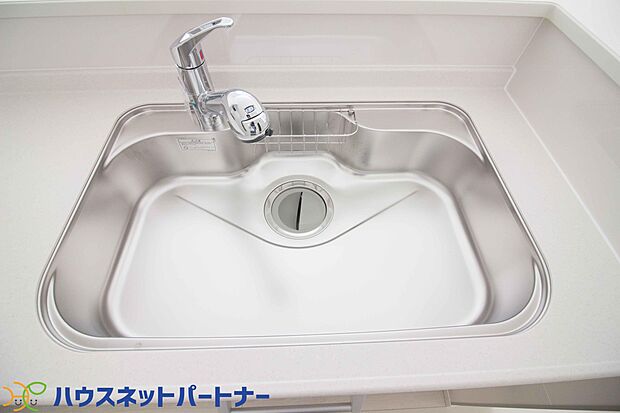 （全面エンボス加工ステンレスシンク）傷や汚れが付きにくい全面エンボス加工シンクです。シンク底面の裏面に制振材を装着し、水はねの音や食器が当たる音を大幅に軽減する静音仕様です。
