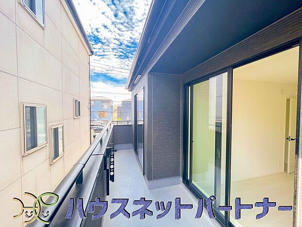 バルコニーから差し込む陽光・通風は、住環境・快適性と共に有り続ける貴重な「財産」です。この新築戸建に住まう事で手に入れるものは、きっと日常にとっても貴重な存在となるはずです。