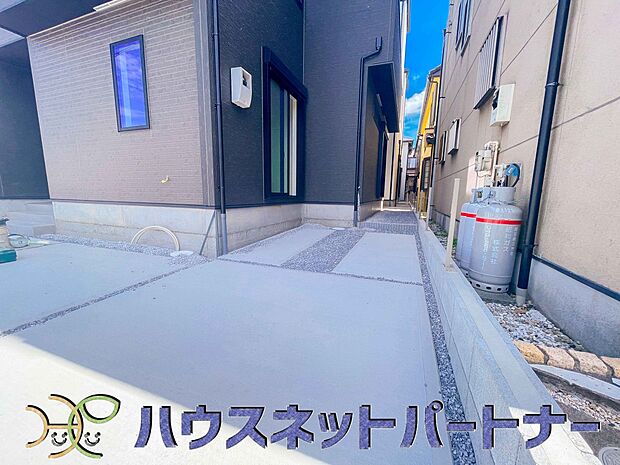 カースペース2台可。敷地内に駐車スペースが2台分確保されています。通勤、お出かけ、ショッピングなど、家族で出かける際の足となる車。状況に応じて使い分けたい、そんな方におすすめです。