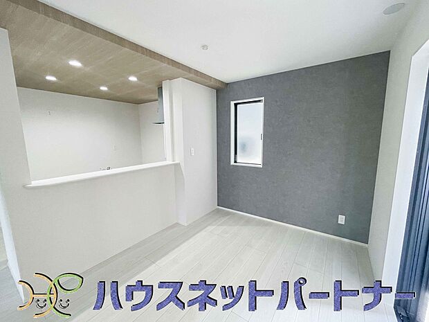 カウンターがあると配膳が楽なことがメリットの一つ。後片付けをするときも、ダイニングテーブルからあまり動かずに流し台へ運ぶことができるので便利です♪