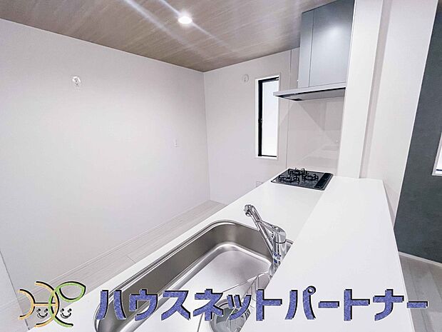 三口コンロで料理の幅を拡げてくれる使いやすいシステムキッチンを採用。洗い場も大きいので野菜や食器を洗ったりする際にも捗り、奥様の強い味方となってくれるはずです。