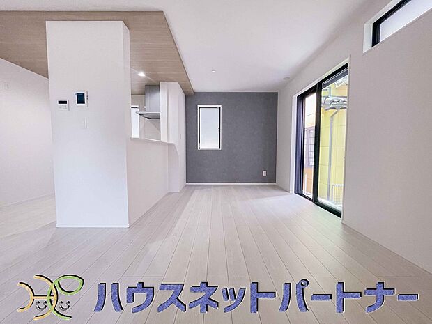 忙しい朝でも家族揃って食事をして頂ける、ゆとりある大きさのダイニングスペース。奥様の手料理をカウンター越しに受けとって頂き、テーブルで囲む素敵な時間を存分にお愉しみ下さい。