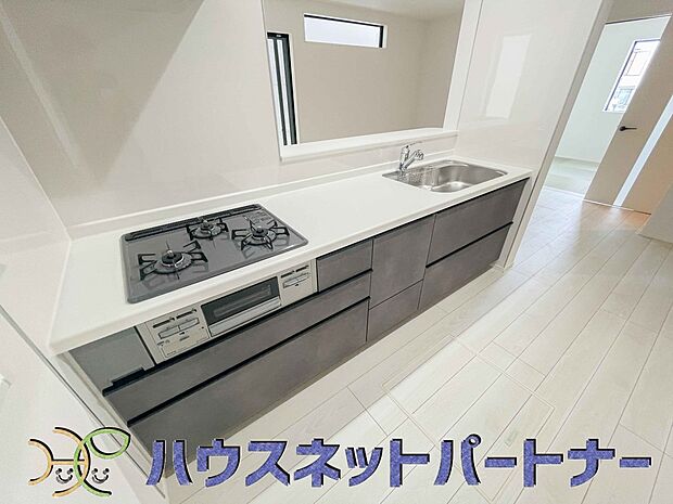 生活の中心となるLDKは対面キッチンタイプのゆったりサイズ。生活動線をワンフロアに集中させることで、ご家族が自然と集まる空間を設計から実現しました。