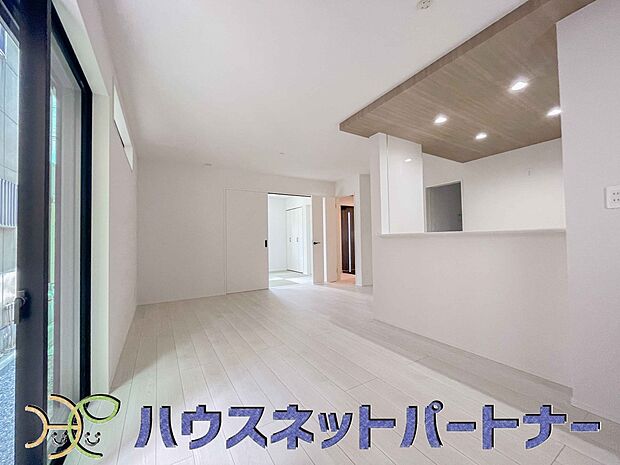 リビングは、食事スペースと寛げる場所設けてもまだ余裕の広さ。明るい光が照らしてくれます。