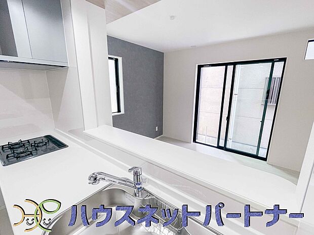 人工大理石のワークトップやシンクは、水を流しただけできれいになったように見えます。白いキッチンは明るく清潔感があり、とっても素敵です。