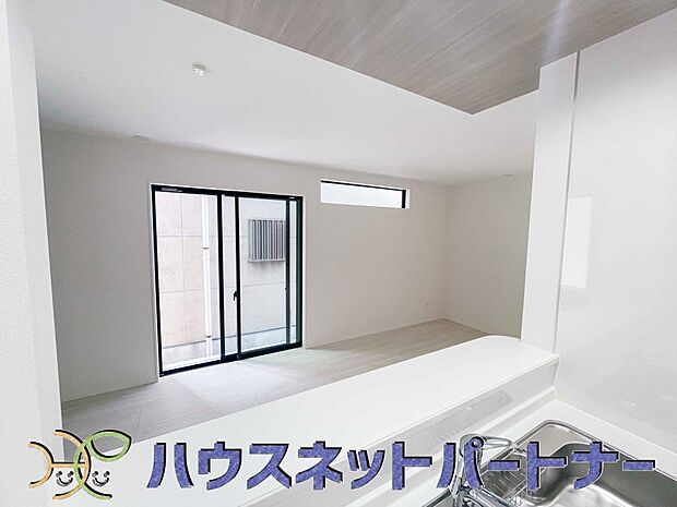 家族の様子を見ながらキッチンでお料理。一日の出来事を会話しながらの家事は嬉しいコミュニケーション。