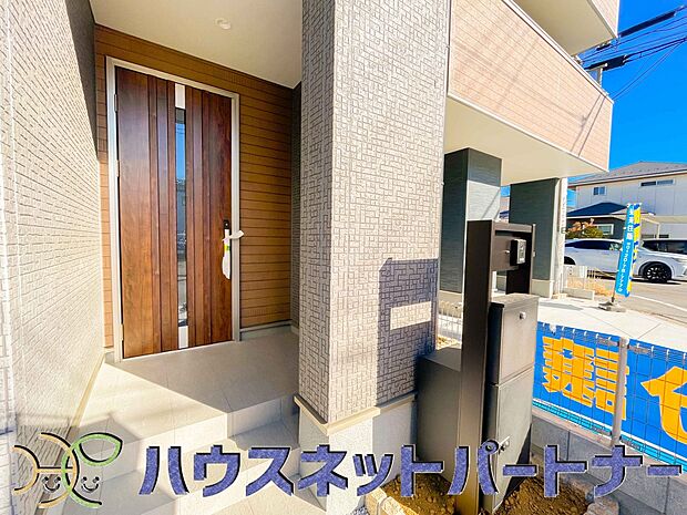 玄関の扉を開けるとそこは家族の待つお家。笑い声が聞こえてきそう。