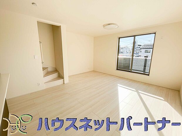 通風・採光に優れ、心地よい光と風が溢れています。 贅沢で豊かな居住性と、プライドを満たすクオリティが見事に調和した住空間。新築ならではの快適なひとときをご体感頂ける筈です。