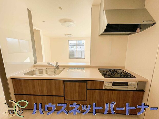 カウンターキッチンは広くて収納力もあるので、快適に料理をすることができます。食器や炊事用具を手の届くところに配置しやすいため調理もスピーディーです。