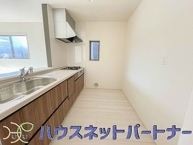 木目調のキッチンは落ち着いた雰囲気で収納もたくさん。嬉しい食洗器付です。汚れも目立ちません。