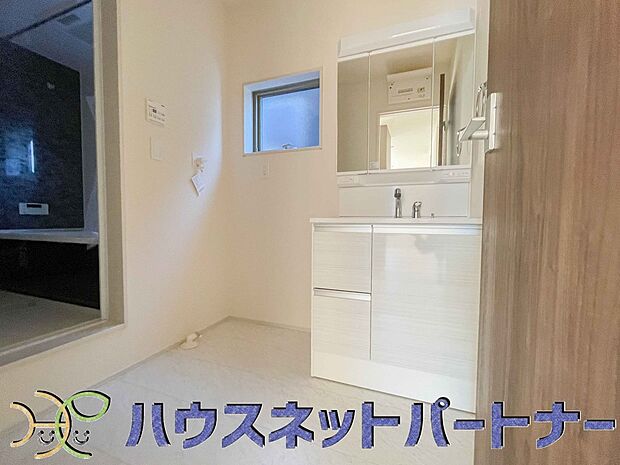 家の中でも特にプライベートスペースとなる洗面所は、洗濯場所と浴室を同じ空間でまとめております。小窓を設置しておりますので、熱気などが籠りやすい空間でちょっとした空気の入れ替えを。