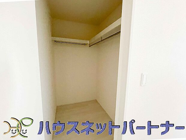 たくさんの洋服をかけてもシワになりにくいウォークインクローゼット。洋服以外にも、普段使わない家電やスーツケース、ストック品など何でも片付く嬉しい空間です。