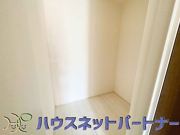 壁面クローゼットのメリットは、衣類が横一列に並ぶためひと目で洋服が選びやすいこと。衣類をたくさんお持ちの方も、限られたスペース内に無理なく収納することができます。