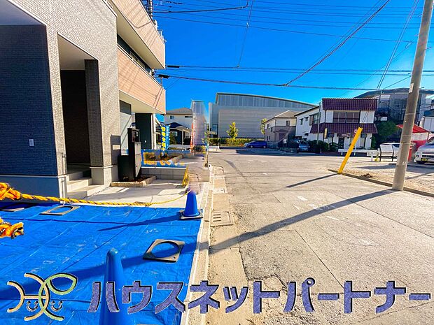 前面道路でお車を駐車するのも楽々。