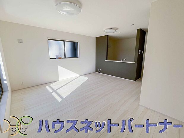 リビングは、食事スペースと寛げる場所設けてもまだ余裕の広さ。明るい光が照らしてくれます。