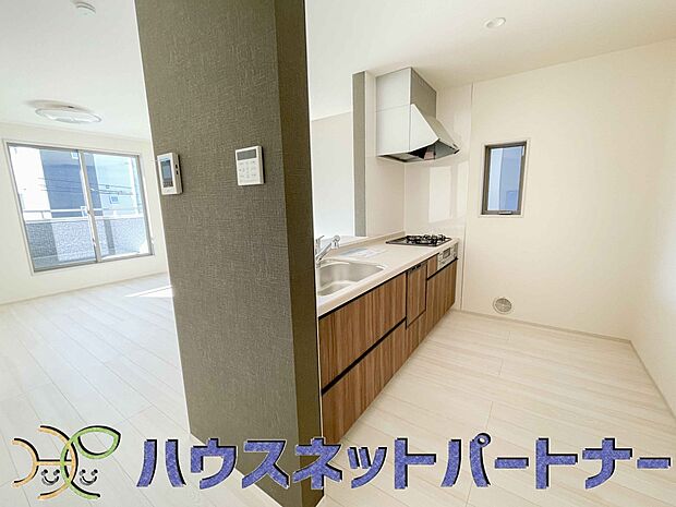 キッチン吊戸棚を無くす事によって、コミュニケーションを重視した設計に致しました。区画によって変わる一体感を、実際にご覧になって頂けましたらと思います。