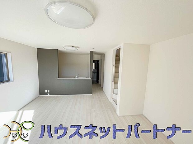 キッチンカウンターがあると配膳が楽なことがメリットの一つ。後片付けをするときも、ダイニングテーブルからあまり動かずに流し台へ運ぶことができるので便利です♪