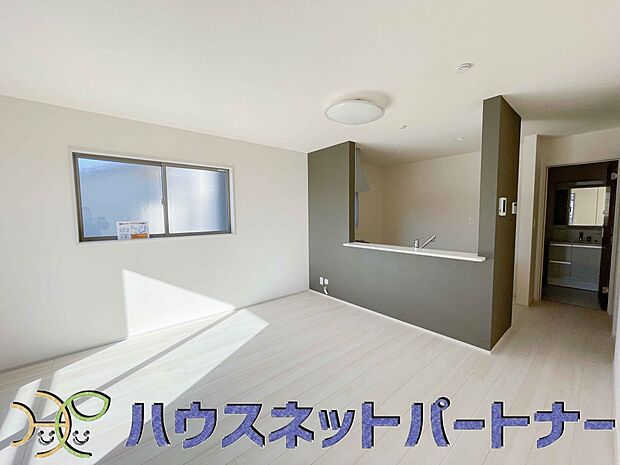 忙しい朝でも家族揃って食事をして頂ける、ゆとりある大きさのダイニングスペース。奥様の手料理をカウンター越しに受けとって頂き、テーブルで囲む素敵な時間を存分にお愉しみ下さい。