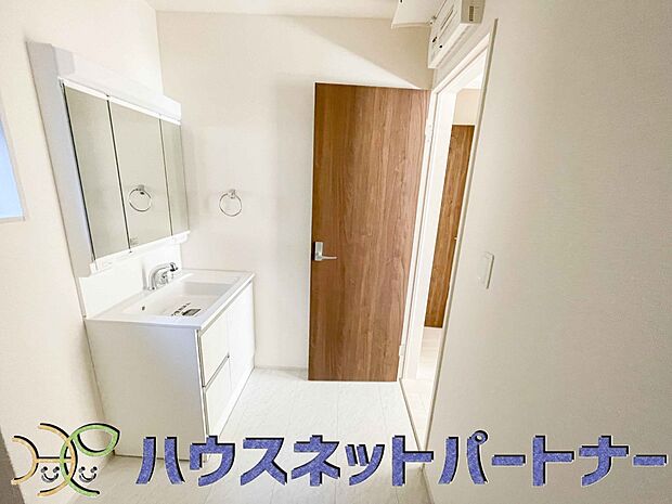 広い脱衣所、洗面台も大きなサイズを設置。建売では見ない広さと解放感。