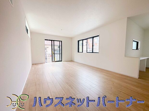 太陽の光が照らす明るいリビングは、開放感があり通風・採光に優れ、心地よい光と風が舞い込んできます。心休まるリビングは何よりも快適な時間を過ごせます。