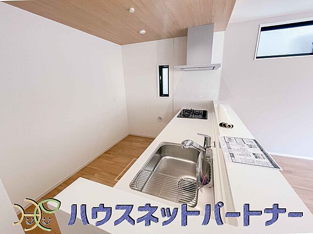 人工大理石のワークトップやシンクは、水を流しただけできれいになったように見えます。白いキッチンは明るく清潔感があり、とっても素敵です。