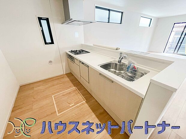 ビルトイン食器洗乾燥機完備。家事のお手伝いをしてくれる奥様の味方です。食器を洗っている間にお掃除など、様々なシーンで家事の時短に役立つ食洗機。省スペースのビルトインタイプを採用致しました。