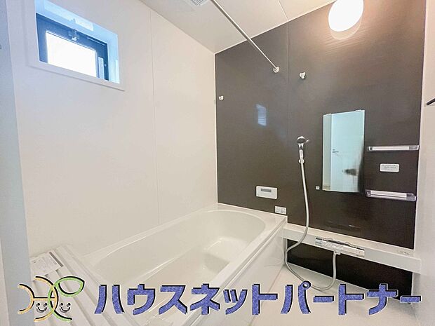 明るい作りの浴室は心も体もリフレッシュさせてくれます。窓もあるので湿気を外へ逃がすことも出来ます。