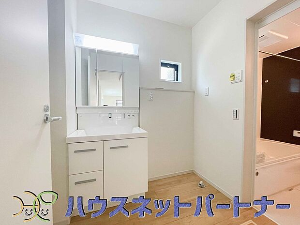 大きく見やすい三面鏡で清潔感ある洗面台は、身だしなみチェックや肌のお手入れに最適です。何かと物が増える場所だからこそ、スッキリと見映えの良い空間に拵えました。