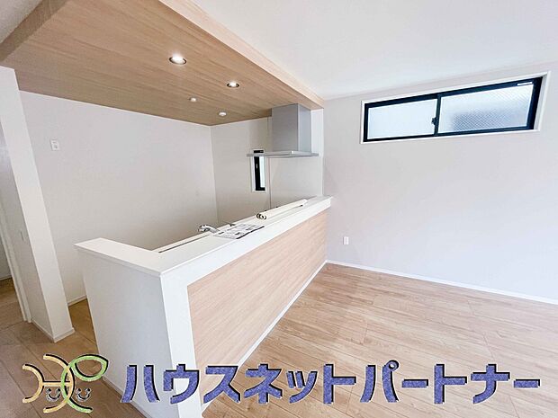 忙しい朝でも家族揃って食事をして頂ける、ゆとりある大きさのダイニングスペース。奥様の手料理をカウンター越しに受けとって頂き、テーブルで囲む素敵な時間を存分にお愉しみ下さい。