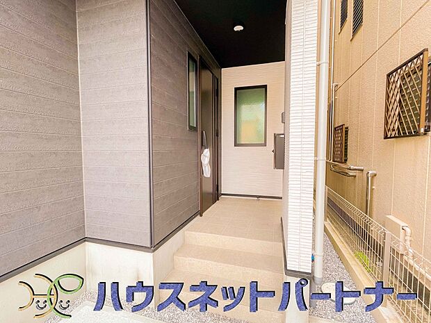 玄関の扉を開けると家族の待つお家。幸せを感じる瞬間です。