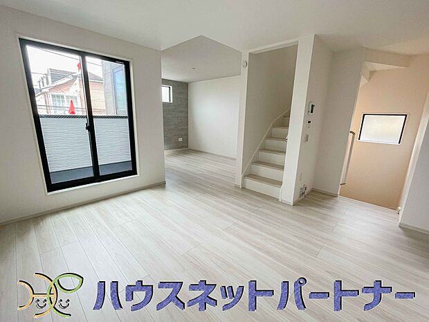 階を移動する際にリビングを通る、リビングイン階段。自然なかたちで家族が集まるため、お子様の個室が1階や3階にある場合でも、毎日の挨拶や会話が増えやすくなります。