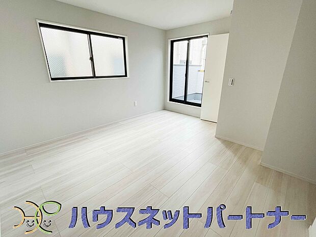 明るい日差し入るリビングは、お友達を招きパーティーが楽しめる広さですよ。