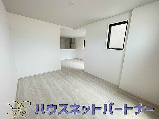 太陽の光が照らす明るいリビングは、開放感があり通風・採光に優れ、心地よい光と風が舞い込んできます。心休まるリビングは何よりも快適な時間を過ごせます。