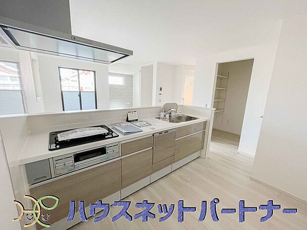 三口コンロで料理の幅を拡げてくれる使いやすいシステムキッチンを採用。洗い場も大きいので野菜や食器を洗ったりする際にも捗り、奥様の強い味方となってくれるはずです。