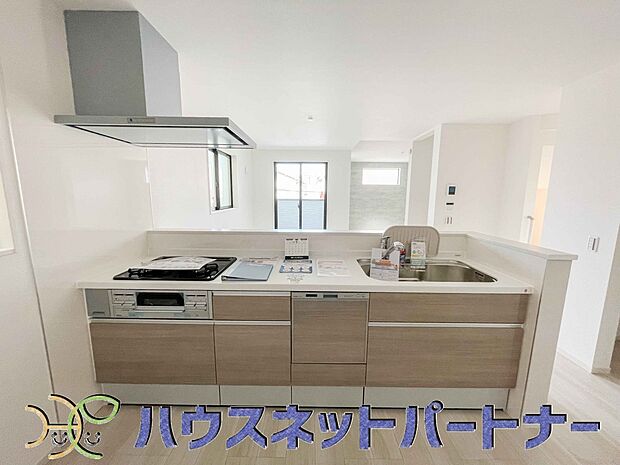 カウンターキッチンは広くて収納力もあるので、快適に料理をすることができます。食器や炊事用具を手の届くところに配置しやすいため調理もスピーディーです。