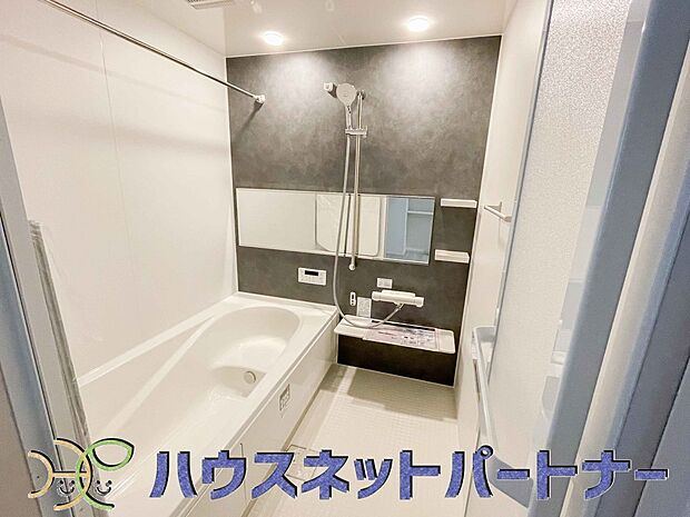 全身浴と半身浴ができる高い機能性と、満水容量を削減して水道・光熱費を節約しました。デザインとエコ性能を両立させた、これからのスタンダード浴槽です。