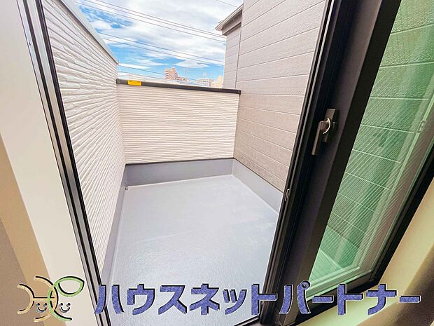 洗濯物を干したり、布団を干したり、ゴミを一時保管したり…