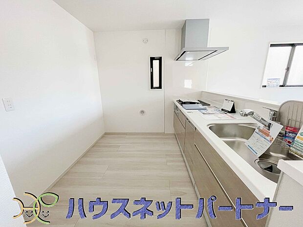 人工大理石のワークトップやシンクは、水を流しただけできれいになったように見えます。白いキッチンは明るく清潔感があり、とっても素敵です。