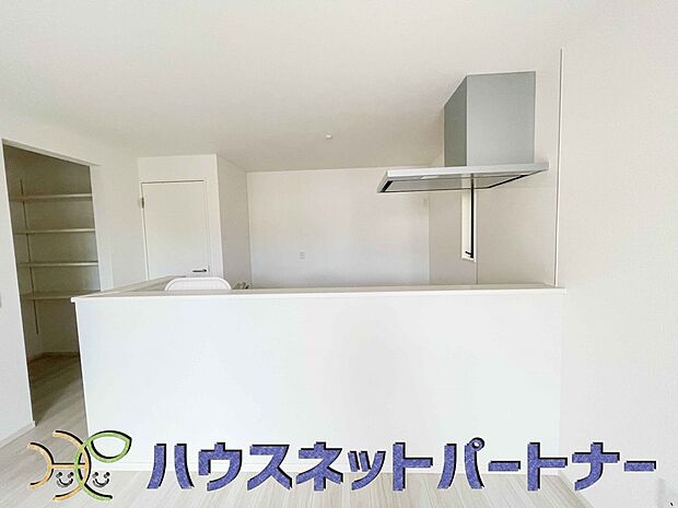 家族の様子を見ながらキッチンでお料理。一日の出来事を会話しながらの家事は嬉しいコミュニケーション。