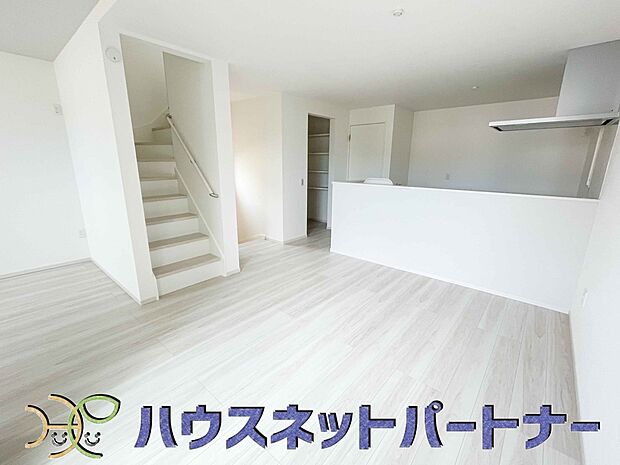 明るく開放的なダイニング。家族とのコミュニケーションが取りやすく、みんなの笑顔が溢れます